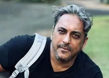 فیلم / بازگشت دخترکش‌ترین خواننده دهه ۷۰  به ایران / سیاوش با آهنگ دختر ایرونی  شهرت گرفت و ...