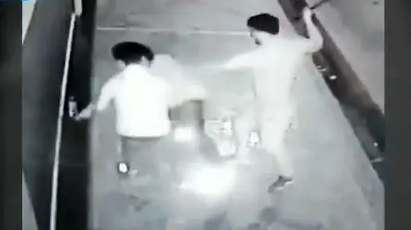 فیلم لحظه حمله به پسر تیزهوش برای سرقت موبایل