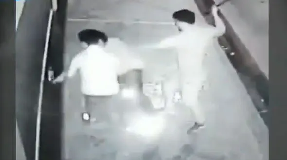 فیلم لحظه حمله به پسر تیزهوش برای سرقت موبایل