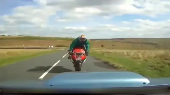 تصادف دلخراش خودرو و موتور سیکلت + فیلم