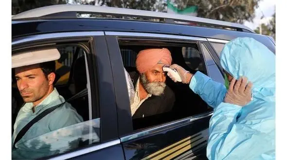 عکس ها /  سپاه در حال تب سنجی در عوارضی قم 