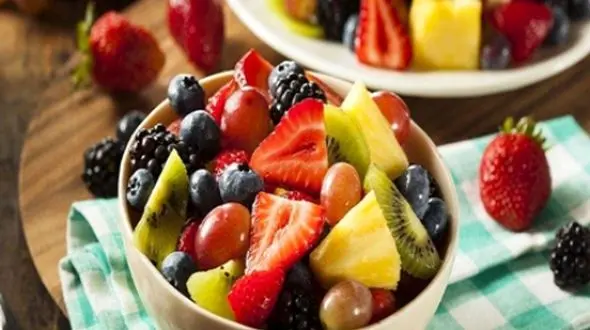 آیا مصرف میوه به تنهایی راهی موثر برای کاهش وزن است؟