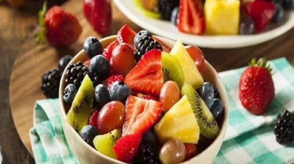 آیا مصرف میوه به تنهایی راهی موثر برای کاهش وزن است؟