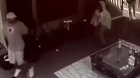 حمله عجیب مردان مسلح در شب تولد دختر به یک خانه + فیلم و عکس