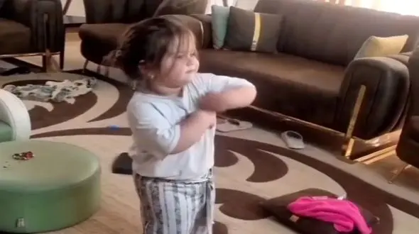 آواز شاد؛ فقط یه دختربچه قرتی میتونه تو این شلوغ پلوغی آهنگ بذاره برقصه چه نازیم داره