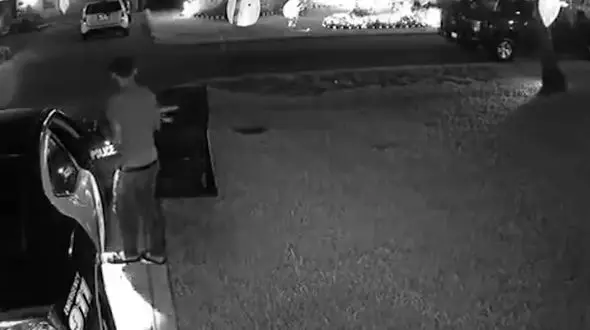 سرقت از ماشین پلیس توسط دزد خیلی خونسرد+ فیلم سرقت