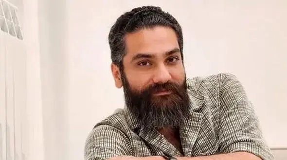 فیلم / علی زندوکیلی : من بدجوری عاشقم  ...بد قضاوت میشم ... میدونم ... اما ...روز آخر جنگ خونم میلرزید ... اینقدر ...