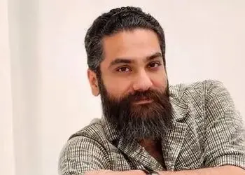 فیلم / علی زندوکیلی : من بدجوری عاشقم  ...بد قضاوت میشم ... میدونم ... اما ...روز آخر جنگ خونم میلرزید ... اینقدر ...