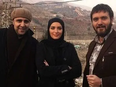 سفر با ماشین زمان؛ سلفی شیطنت آمیز کامبیز دیرباز، متین ستوده و بهنوش طباطبایی در پشت صحنه سریال میکائیل سال 1394