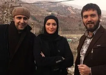 سفر با ماشین زمان؛ سلفی شیطنت آمیز کامبیز دیرباز، متین ستوده و بهنوش طباطبایی در پشت صحنه سریال میکائیل سال 1394