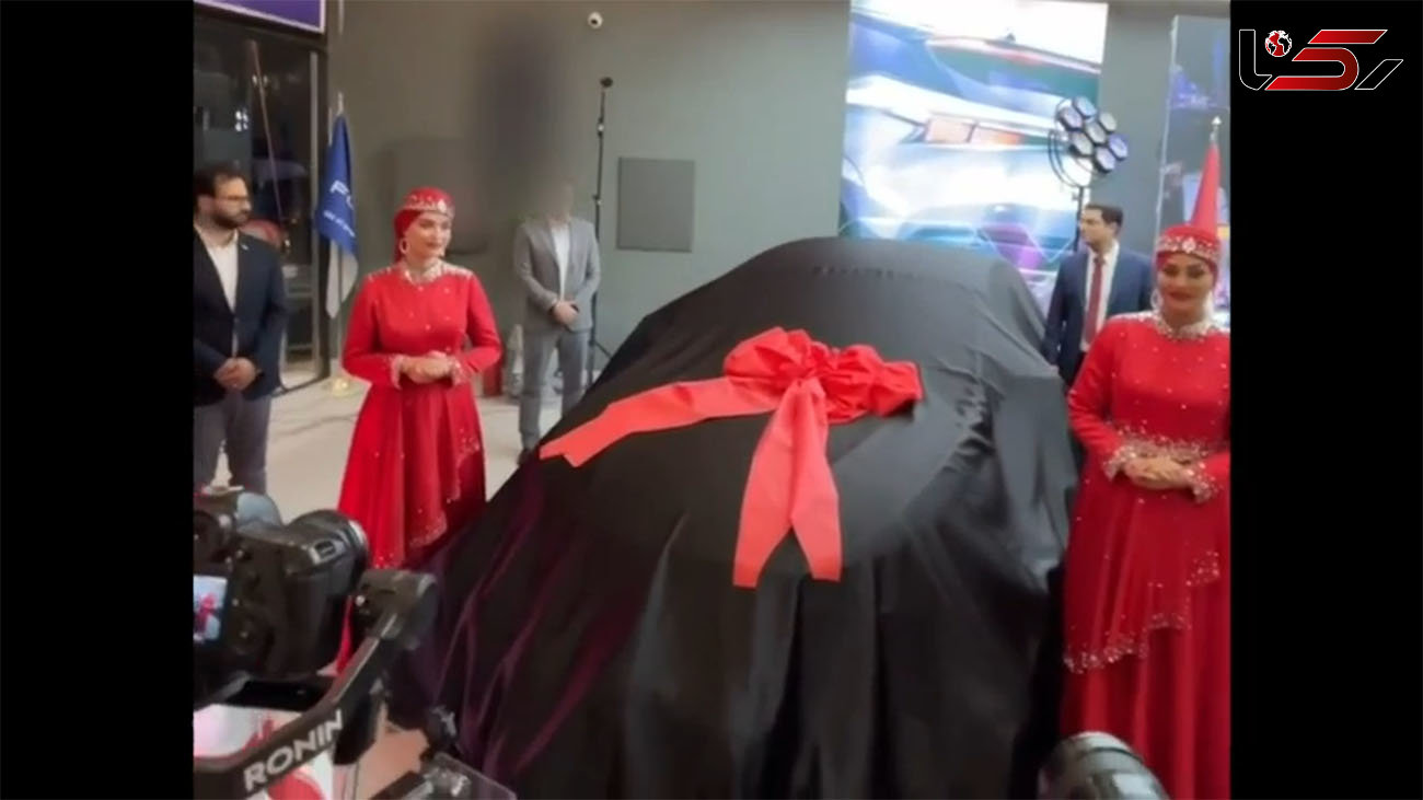 فیلم لباس زننده اروپایی 2 خانم مدل در رونمایی از ماشین در تهران ! / شرکت خودروسازی منتشر کرد