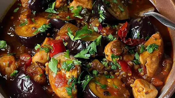 مرغ را این بار با گشنیز و آلو بپزید؛ یک خورش متفاوت و خوشمزه