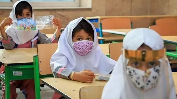 پرفسور ناجی: بازگشایی مدارس و دانشگاه ها اشتباه است/ کمتر از یک چهارم جامعه واکسینه شده اند + صوت
