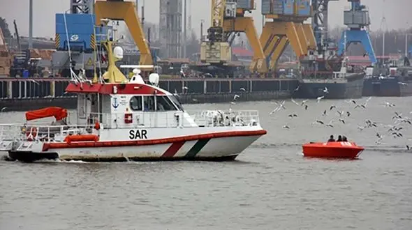 غرق شدن لنج صیادی در بندرانزلی/ تلاش برای نجات جان صیادان