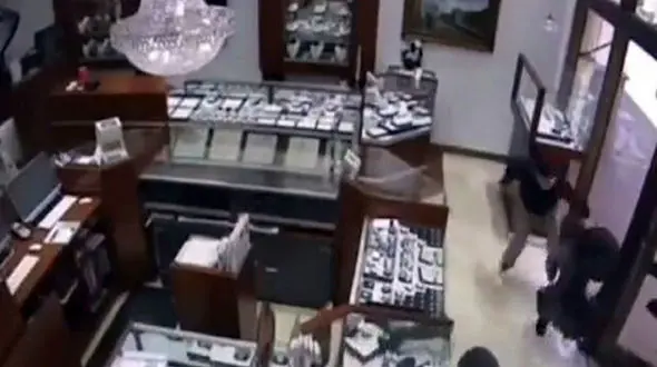 فیلم / شهامت جواهرفروشی زن در برابر دزدان / همه فرار کردند