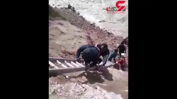 فیلم لحظه نجات یک زن از غرق شدن در رودخانه خرم آباد / پسر او غرق شد +فیلم 