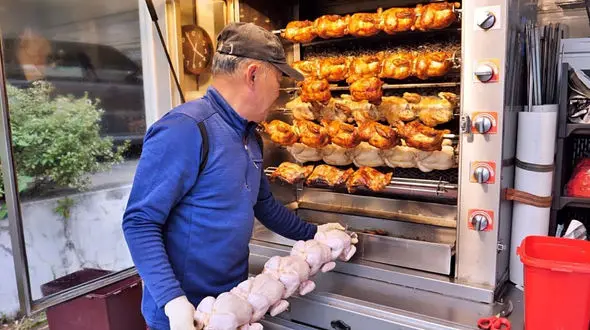 کباب مرغ کامل در خیابان‌ های سئول؛ رمز موفقیت غذای خیابانی کره / فیلم