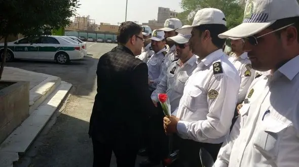 2 مامور پلیس آبادان به خاطر سکوت در برابر خشونت راننده کامیون ها تقدیر شدند + فیلم وعکس