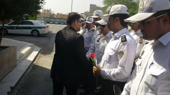 2 مامور پلیس آبادان به خاطر سکوت در برابر خشونت راننده کامیون ها تقدیر شدند + فیلم وعکس