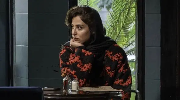 استایل خاص آناهیتا افشار بازیگر سریال برتا داستان یک اسلحه بیرون از سریال