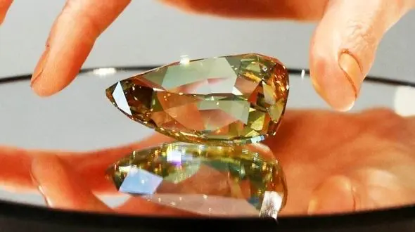 فیلم نفسگیر از سرقت الماس میلیاردی از داخل خودرو / در روز روشن رخ داد 