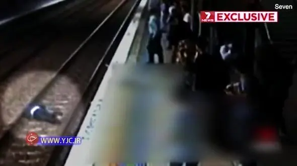 لحظه دلهره آور سقوط یک مرد روی ریل قطار + فیلم