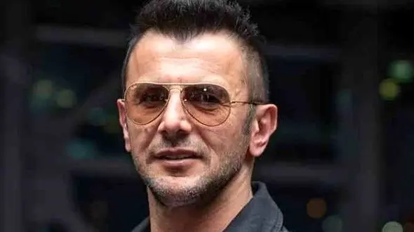 امین حیایی سوپراستار تمام نشدنی ایرانی: داشتم جلو حموم رو طی میزم که...  با یه طی زندگیم عوض شد.../ کارن همایونفر: اگه من نمی دیدمش هنوز داشت طی می زد...