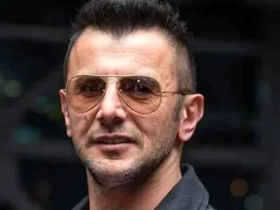 امین حیایی سوپراستار تمام نشدنی ایرانی: داشتم جلو حموم رو طی میزم که...  با یه طی زندگیم عوض شد.../ کارن همایونفر: اگه من نمی دیدمش هنوز داشت طی می زد...