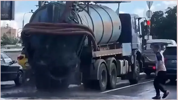 ببینید / به کثافت کشیده شدن خیابان با نشدی کامیون حمل فاضلاب