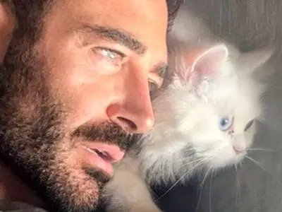 (عکس) شباهت عجیب رنگ چشم محمدرضا گلزار و گربه اش / لاکچری بازی آقای سوپراستار کم بود ست کردن رنگ چشم هم اضافه شد!