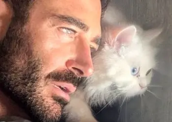 (عکس) شباهت عجیب رنگ چشم محمدرضا گلزار و گربه اش / لاکچری بازی آقای سوپراستار کم بود ست کردن رنگ چشم هم اضافه شد!