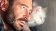 (عکس) شباهت عجیب رنگ چشم محمدرضا گلزار و گربه اش / لاکچری بازی آقای سوپراستار کم بود ست کردن رنگ چشم هم اضافه شد!