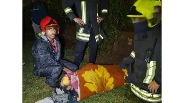 نجات مرد مشهدی از سیل مرگبار +عکس