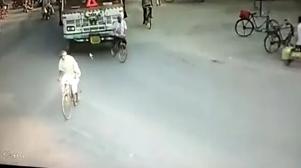له شدن مرد دوچرخه سوار زیر کامیون + فیلم وحشتناک