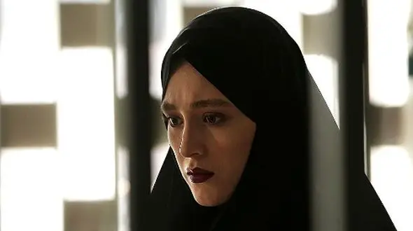 ژست خاص فرشته حسینی با سیگار/ این دختر همه جا سیگار دستشه