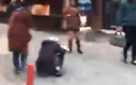 ببینید /حمله عجیب یک زن رهگذر به عابرین پیاده با کیف دستی
