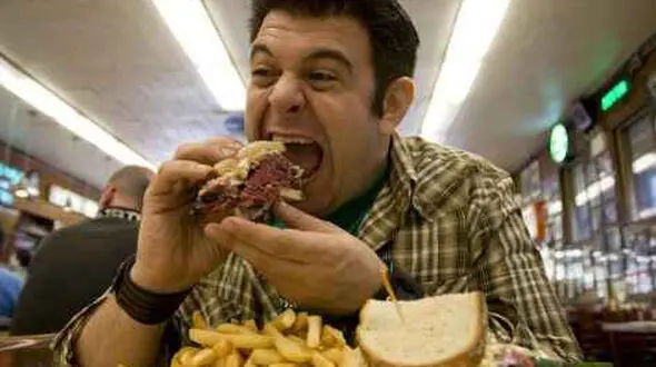 به این دلایل مردان تندتر از زنان غذا می خورند