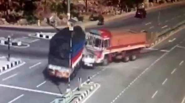 عجیب ترین فیلم تصادف / پرس شدن ماشین و راننده بین 2 کامیون