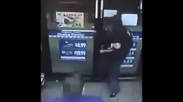 فیلم جدال فروشنده سوپرمارکت با دزد مسلح + تصاویر