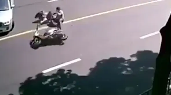 موتورسوار برای اینکه تصادف نکند؛ تصادف کرد!+فیلم