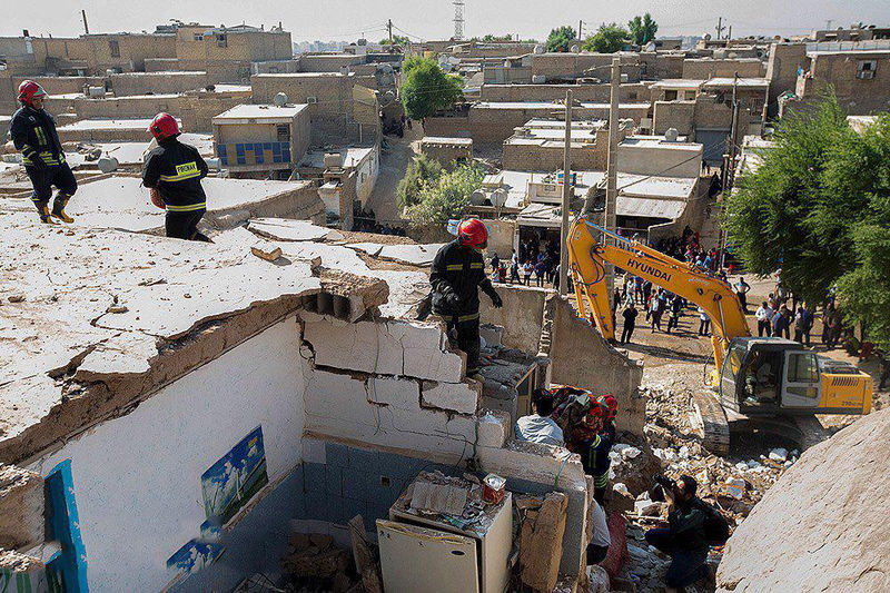 مرگ ٢ کودک در حادثه سقوط سنگ روی ٢ خانه در اهواز