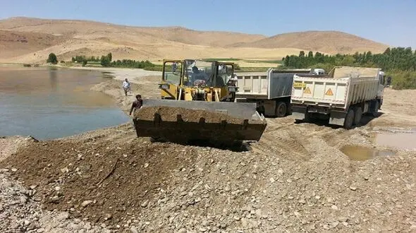 عبادی: صدور مجوزهای بیشتر برای برداشت شن و ماسه از بستر رودخانه ها خطای بزرگی است 