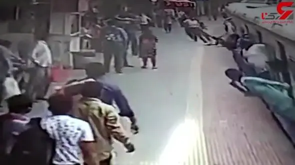 لحظه سقوط یک زن زیر قطار در ایستگاه مترو !+ تصویر