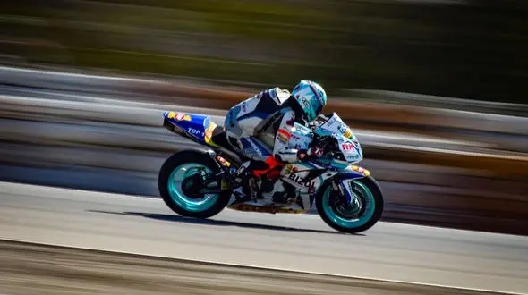 ببینید / لحظه فرار موتورسوار خلافکار از دست پلیس پس از دستگیری وسط خیابان