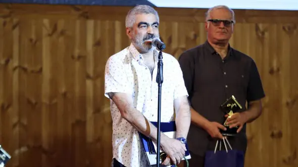 عذرخواهی سروش صحت پس از دریافت جایزه جشن منتقدان + فیلم