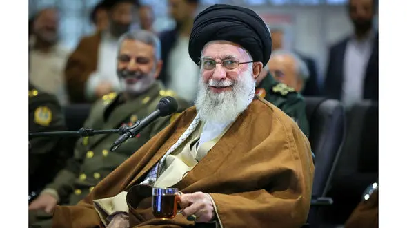 عکس رهبر انقلاب با یک لیوان چای ویک لبخند رضایتخش