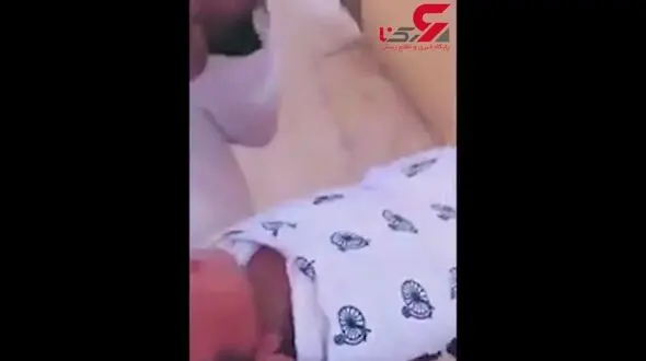 جوان عربستانی اسلحه را در دهان نوزاد گریان گذاشت ! +فیلم