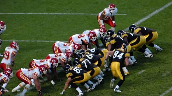 ببینید / درگیری عجیب در لیگ فوتبال آمریکایی