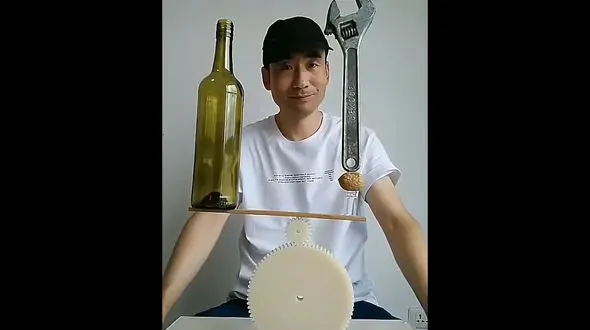 تعادل جالب بین اجسام سنگین و سبک + فیلم