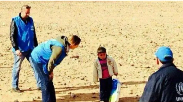 عکسی که اشک همه را در آورد / کودک ٤ ساله سوری با لباس مادر مرده اش به تنهایی در حال مهاجرت بود!